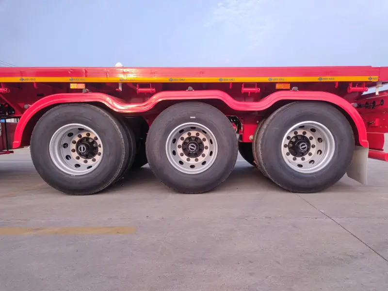 Tri-axle Flatbed Trailer tire and suspension